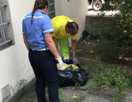 Il sindaco Poliseno mentre spiega le novità