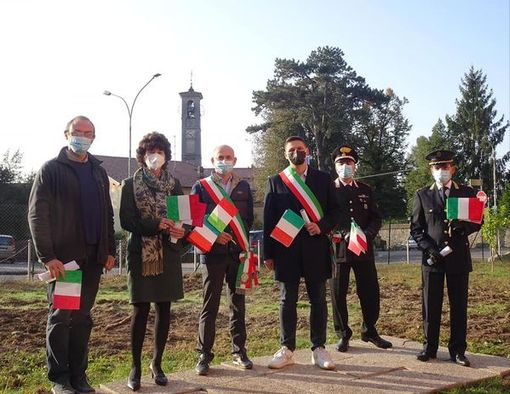 La cerimonia dell'alzabandiera dà il via ufficiale all'anno scolastico di Luvinate