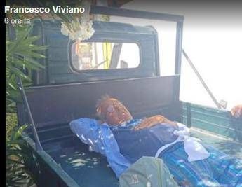 Stromboli, si frattura il femore ma non c'è ambulanza: trasportato in motoape Stromboli, si frattura il femore ma non c'è ambulanza: trasportato in motoape