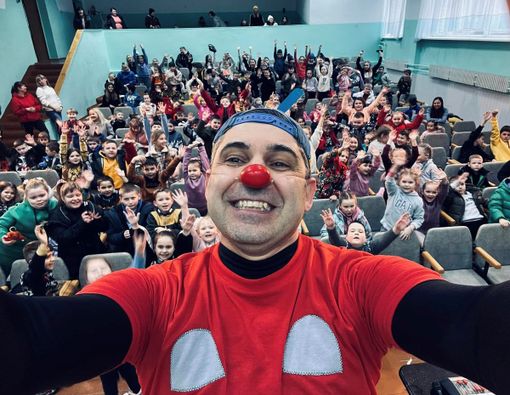 Il Claun il Pimpa in uno dei suoi incontri con i bambini in Ucraina