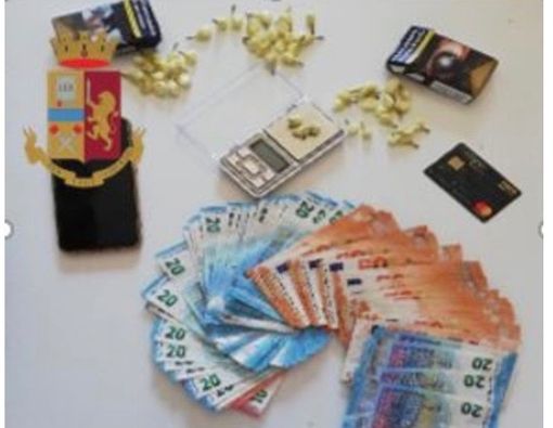 Strani movimenti in via Del Cairo: la polizia arresta un giovane con 54 dosi di cocaina Strani movimenti in via Del Cairo: la polizia arresta un giovane con 54 dosi di cocaina