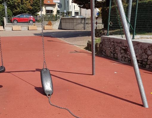 L'altalena danneggiata al parco giochi di piazza Tessitrici a Malnate (foto dalla pagina Facebook del sindaco)
