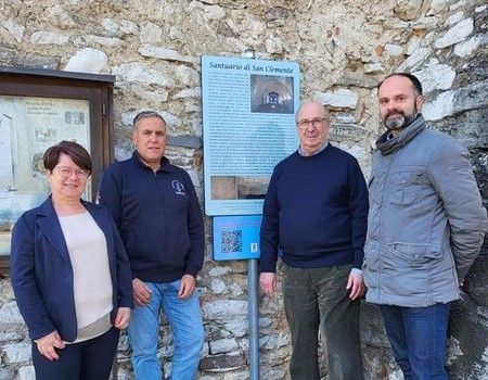Il nuovo cartello posto all'esterno del Santuario del San Clemente (foto dalla pagina Facebook del Comune di Caravate)