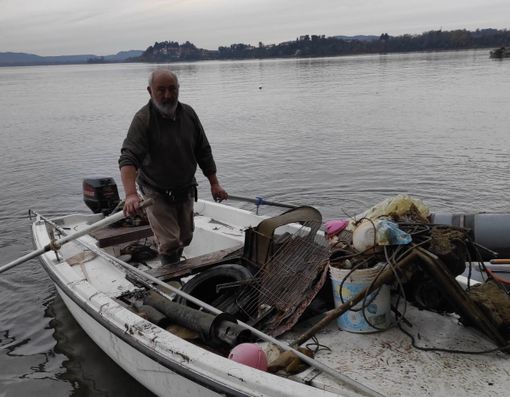 FOTO. Bambini, pescatori, volontari, amministratori, sub: tutti insieme a Gavirate per ripulire il lago. E come al solito dai fondali emerge di tutto