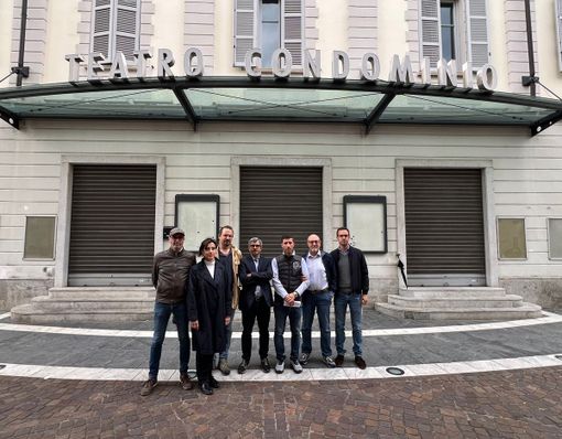 Le minoranze hanno presentato la mozione davanti al Teatro Condominio Vittorio Gassman