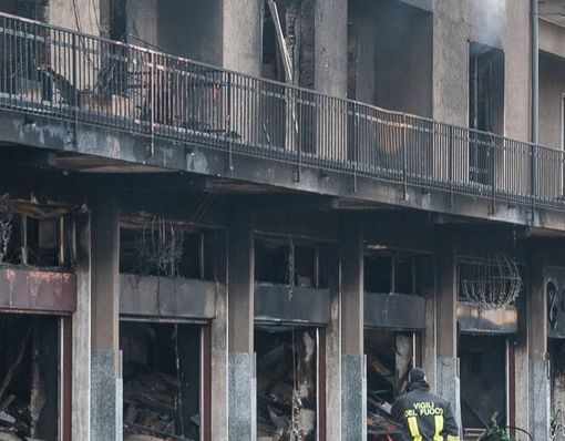 Quel che resta dello stabile di via XXV Aprile a Laveno dopo il maxi incendio di sabato