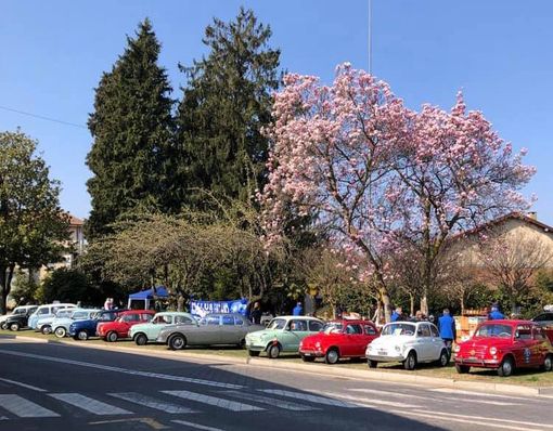 Le Fiat 600 d'epoca tornano a "rombare" per le strade dei laghi e della Valceresio Le Fiat 600 d'epoca tornano a "rombare" per le strade dei laghi e della Valceresio
