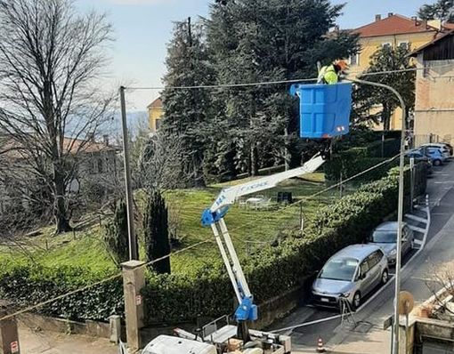Lavori in corso a Comerio per la sostituzione della vecchia illuminazione (foto dalla pagina Facebook del Comune)