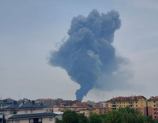 L'altissima colonna di fumo sprigionata dall'esplosione dell'azienda chimica in una foto dalla pagina Facebook "La San Giuliano Milanese che vorrei" L'altissima colonna di fumo sprigionata dall'esplosione dell'azienda chimica in una foto dalla pagina Facebook "La San Giuliano Milanese che vorrei"