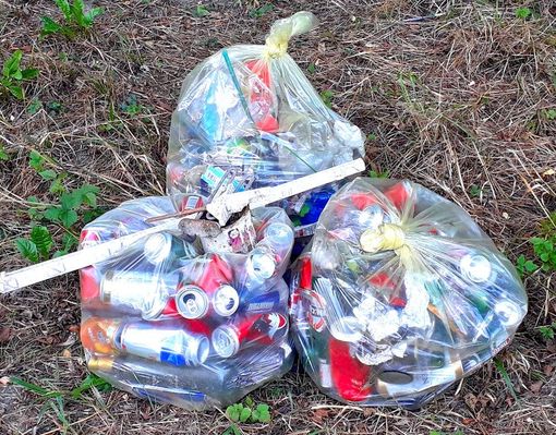 La Sp30 invasa da lattine e pacchetti di sigarette, i volontari ripuliscono tutto