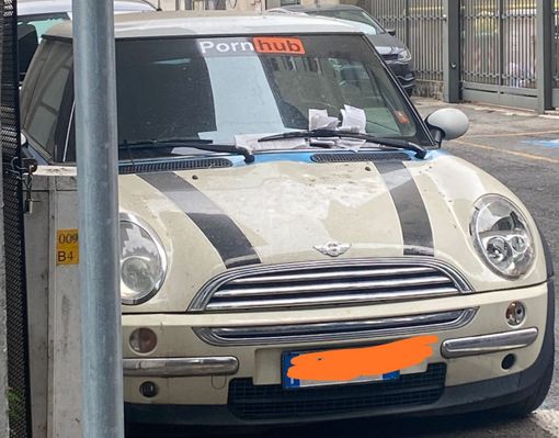 La macchina brandizzata PornHub bersagliata dalle multe