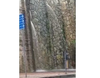 VIDEO. Cascate d’acqua dal muro dell’autostrada, il consigliere Esposito scrive ad Anas