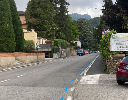 Eolo tinge Varese di blu. Comparsa nella notte una striscia a bordo delle strade e il web ironizza Eolo tinge Varese di blu. Comparsa nella notte una striscia a bordo delle strade e il web ironizza