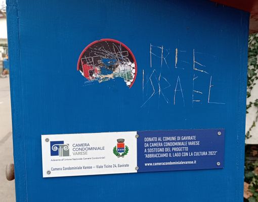 Scritte antisemite e svastiche sulla casetta dei libri sul lungolago di Gavirate