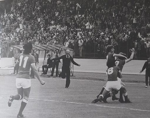 Tutti sul diciottenne Ramella dopo il gol dell'1-0 che spianò la strada alla vittoria sul Catania e all'ultima promozione in A biancorossa del 9 giugno '74. Sotto, invece, l'ultimo gol del Varese nella massima serie, sempre di Ernestino contro la Samp nella stagione successiva