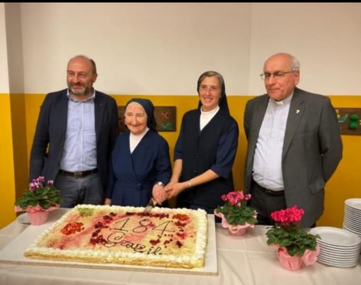 Il saluto alle suore di San Vincenzo con il sindaco e il parroco di Somma (foto dalla pagina Facebook del Comune)
