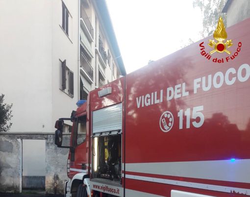 Incendio in un condominio: poliziotti eroi salvano la vita a una donna di 90 anni portandola in braccio fuori dalla stanza Incendio in un condominio: poliziotti eroi salvano la vita a una donna di 90 anni portandola in braccio fuori dalla stanza