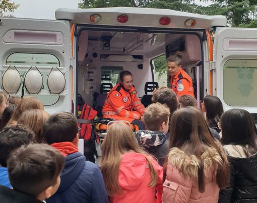 FOTO. Alla scuola primaria di Saltrio la Giornata della Gentilezza dura una settimana: l'incontro dei bambini con il mondo del volontariato