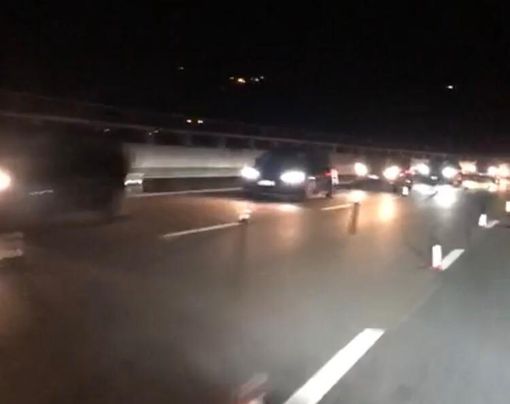 VIDEO. «Sono le 23 e questa è la coda sull'A26 tra Ovada e Genova»: il calvario notturno di un varesino e di tanti automobilisti VIDEO. «Sono le 23 e questa è la coda sull'A26 tra Ovada e Genova»: il calvario notturno di un varesino e di tanti automobilisti