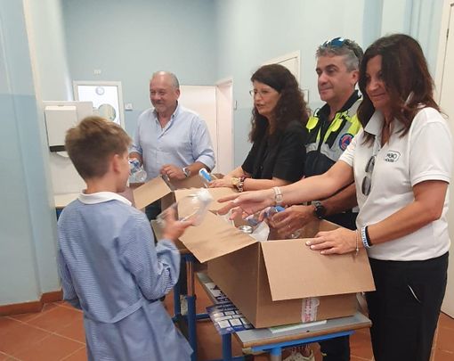 Cavaria con Premezzo non abbandona l'Emilia Romagna: distribuite ai bambini della scuola le borracce di Alfa Cavaria con Premezzo non abbandona l'Emilia Romagna: distribuite ai bambini della scuola le borracce di Alfa