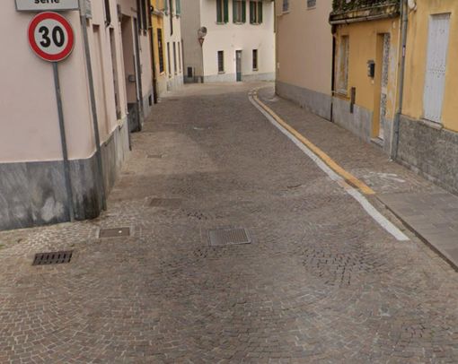 Iniziati in centro a Comerio i lavori di rifacimento del pavé danneggiato dal cantiere della fibra ottica Iniziati in centro a Comerio i lavori di rifacimento del pavé danneggiato dal cantiere della fibra ottica