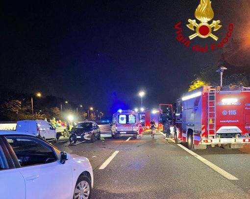 Schianto nella notte sull'Autostrada dei Laghi: sette persone soccorse tra cui due bambini. Grave un ferito