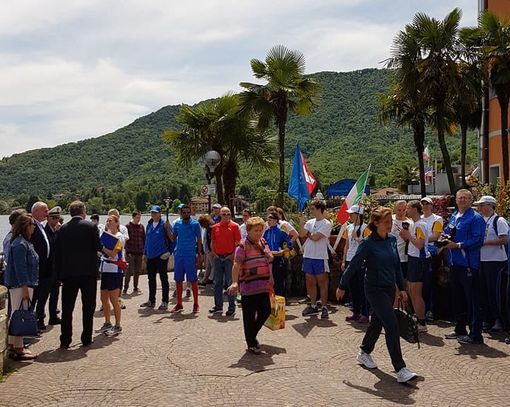 Una delle passate edizione della Camminata Transfrontaliera (foto da Facebook)