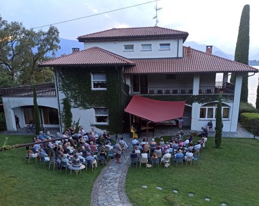 Un momento del concerto tenutosi domenica sera a Villa Rondella a Laveno Un momento del concerto tenutosi domenica sera a Villa Rondella a Laveno