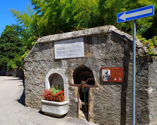 Leggiuno, completato il restauro dell'antica pompa d'acqua di via Contini Leggiuno, completato il restauro dell'antica pompa d'acqua di via Contini