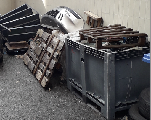 FOTO - Varese, l’ex distributore è diventato una discarica