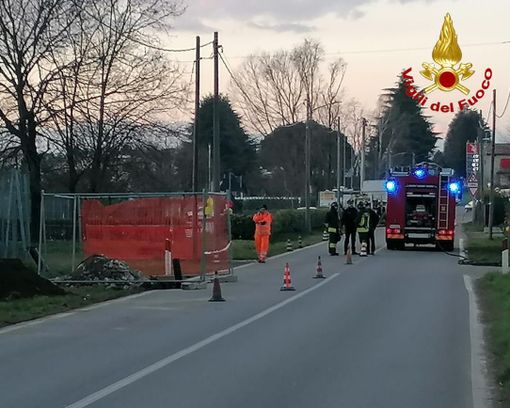 Si rompe un tubo durante i lavori di scavo, fuga di gas a Casorate Sempione Si rompe un tubo durante i lavori di scavo, fuga di gas a Casorate Sempione