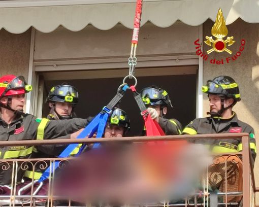 Ha bisogno di urgenti cure mediche, ma non può usare la scale: interviene l'autoscala dei vigili del fuoco Ha bisogno di urgenti cure mediche, ma non può usare la scale: interviene l'autoscala dei vigili del fuoco