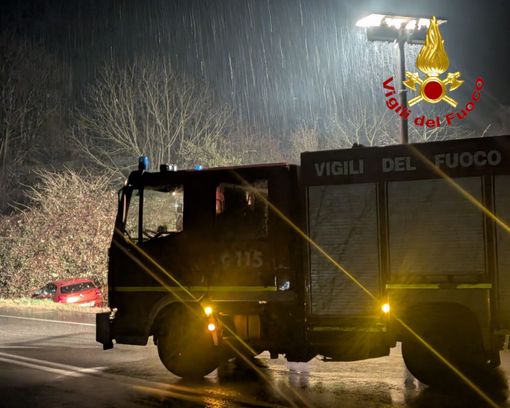 Auto con due ragazzi a bordo finisce fuori strada lungo la Provinciale 1