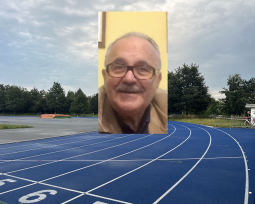Romano Pinciroli e sullo sfondo la pista d'atletica conquistata grazie al suo impegno
