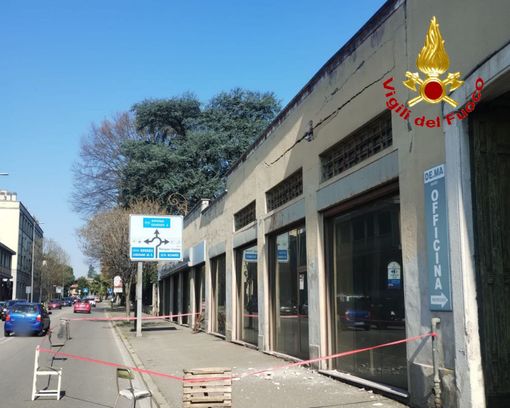 L'intervento dei vigili del fuoco e della polizia locale a Gallarate per il crollo di calcinacci in corso Sempione L'intervento dei vigili del fuoco e della polizia locale a Gallarate per il crollo di calcinacci in corso Sempione