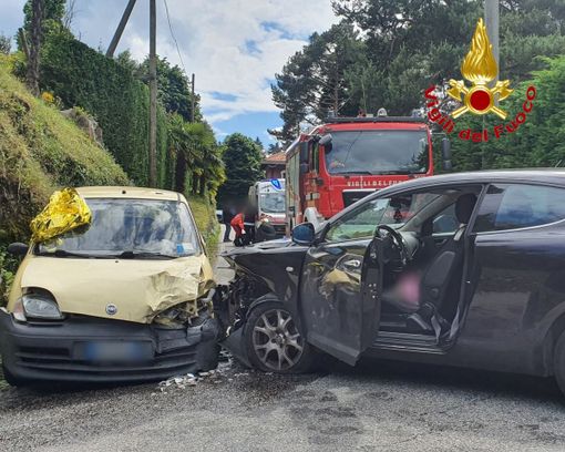 Scontro tra auto lungo la Provinciale 69 a Laveno: tre persone ferite Scontro tra auto lungo la Provinciale 69 a Laveno: tre persone ferite