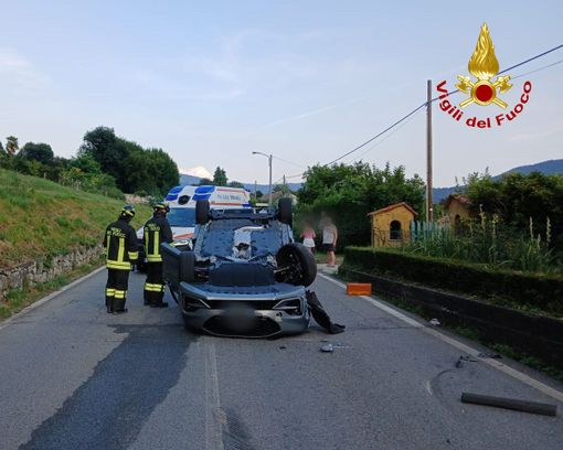 Auto si ribalta sulla Provinciale a Cunardo, paura per tre ventenni Auto si ribalta sulla Provinciale a Cunardo, paura per tre ventenni