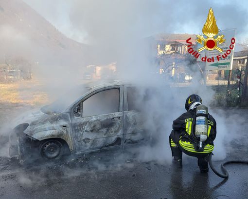 A fuoco un'auto nel centro di Laveno