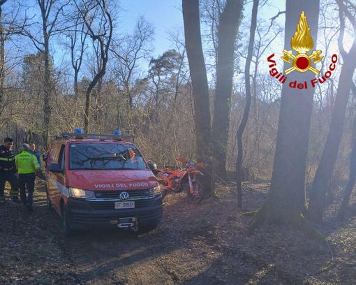 L'intervento di soccorso ad Arsago Seprio di un motociclista caduto nel bosco