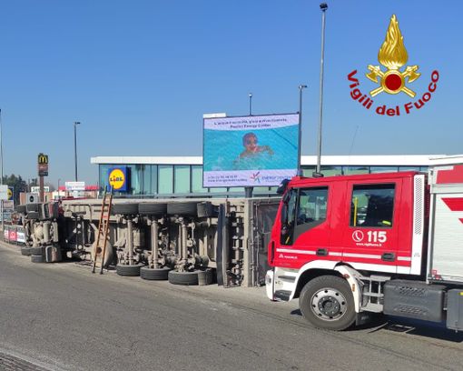 Il camion ribaltato a Gerenzano