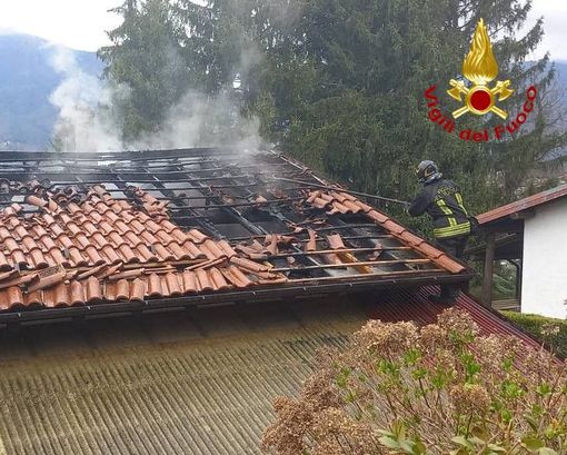 FOTO. Tetto distrutto da un incendio ad Azzio. Vigili del fuoco al lavoro FOTO. Tetto distrutto da un incendio ad Azzio. Vigili del fuoco al lavoro