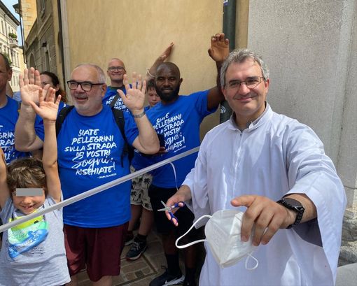 La bella immagine postata dall'oratorio San Luigi su Facebook con don Giovanni Patella e la maratonina La bella immagine postata dall'oratorio San Luigi su Facebook con don Giovanni Patella e la maratonina