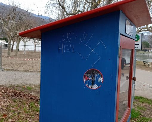 La casetta dei libri del lungolago di Gavirate ricoperta da scritte antisemite La casetta dei libri del lungolago di Gavirate ricoperta da scritte antisemite