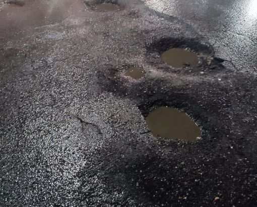 Le grosse buche che si sono aperte in via Piero Chiara a Luino