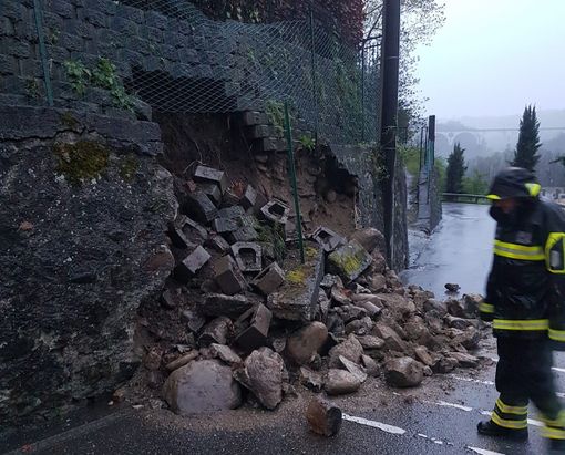 Crolla un muro a Malnate, chiusa via Rimembranze e traffico in tilt