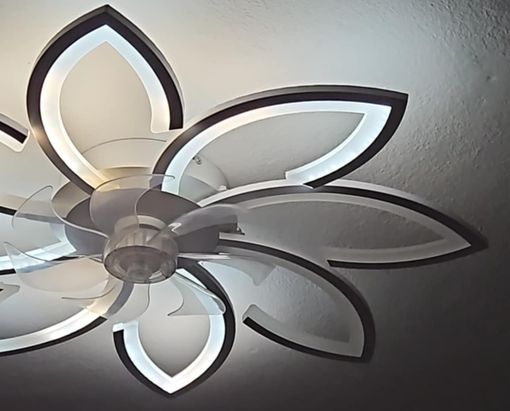 Il lampadario dell'abitazione di Vergiate da dove si è scaricato il fulmine lunedì sera