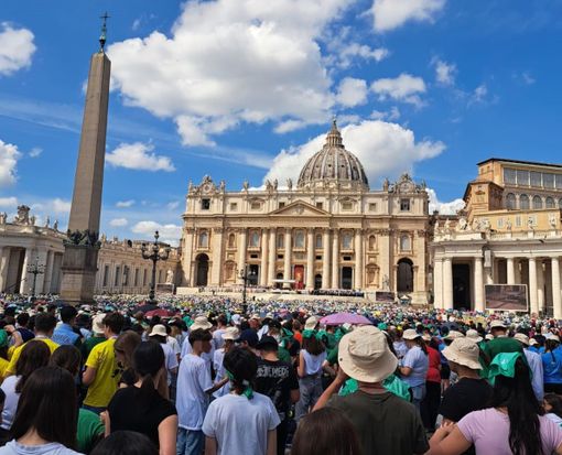 La messa in suffragio del papa di domenica mattina. Sotto, la celebrazione di venerdì con il Decanato di Busto