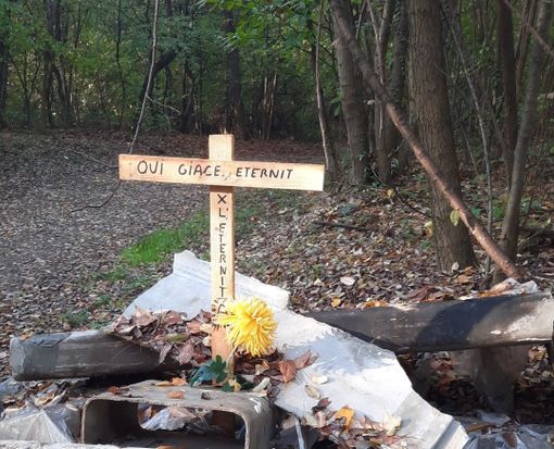 L'eternit abbandonato nei boschi di Casorate Sempione e la croce sovrastante (foto dalla pagina Facebook Casorate Sempione, il paese che vorrei)