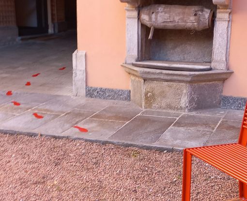 FOTO. Orme rosse dal palazzo comunale alla panchina di Villa De Ambrosis: il messaggio di Gavirate contro la violenza sulle donne