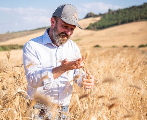 Fabio Longhin nel suo ettaro adottato a Raddusa, in Provincia di Catania